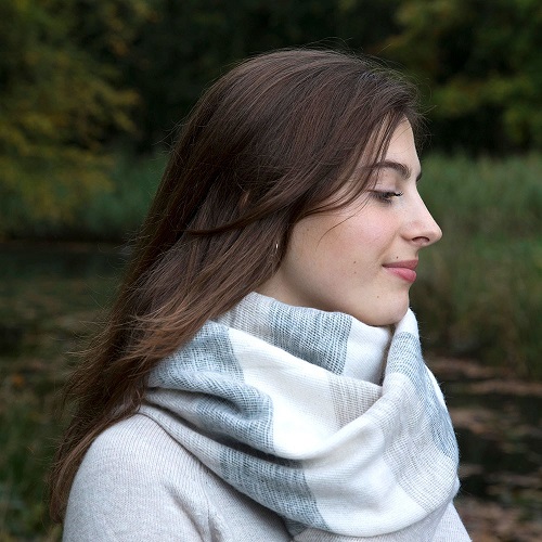 Sjaal met verhaal shawl creme grijs