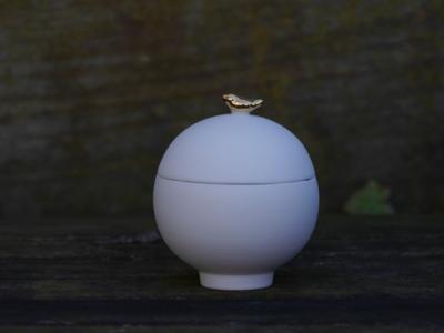 Räder porcelainstories potje met deksel vogel goud