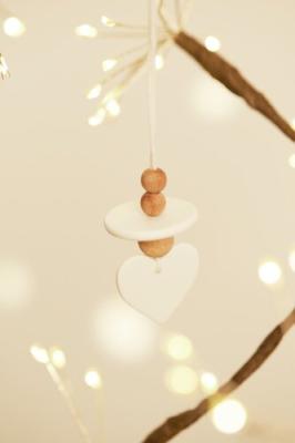 Räder hanger houten kralen en porseleinen hart Joy of Heart