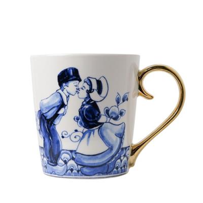 Heinen Delftsblauw  mok Kussend paar goud