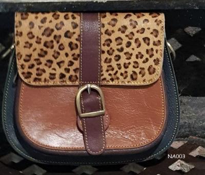 Handgemaakte leren tas met klep van hairy dierenprint