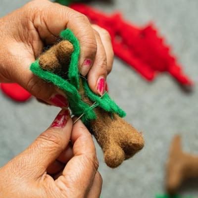 Sjaal met verhaal hanger Teckel Kerst Elf